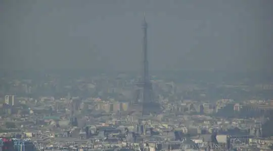 Polluted Paris: The Eiffel Tower struggles to be seen through the urban haze. Image: ILJR via Wikimedia Commons